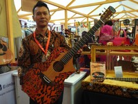 Berawal Dari Hobi, Perajin Ini Ekspor Gitar Rp 70 Juta