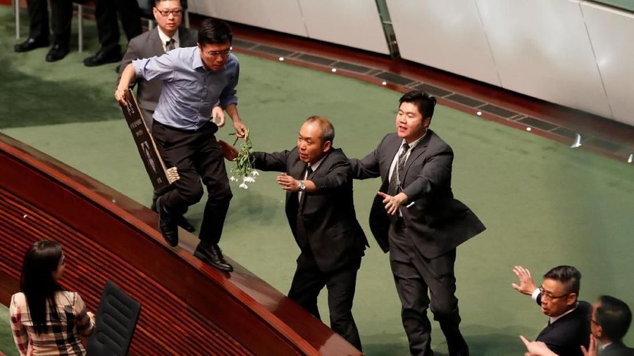 Pemimpin Eksekutif Hong Kong walk out karena sidang dewan kota panas