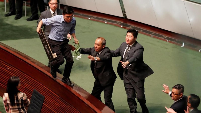 Pemimpin Eksekutif Hong Kong walk out karena sidang dewan kota panas