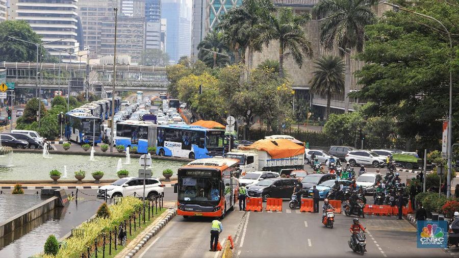 Para petugas bersiap untuk mengamankan jalannya demo hari ini.