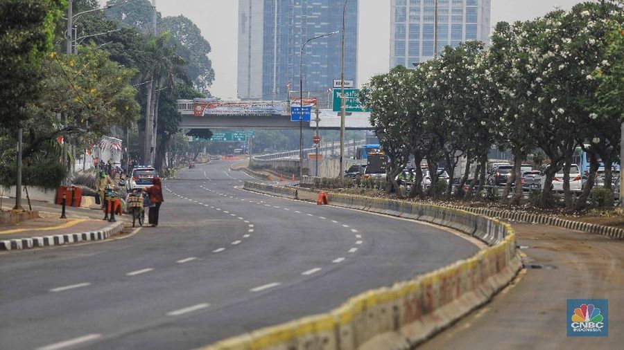 Personel kepolisian berjaga di Jalan Gatot Subroto, Jakarta Pusat, arah depan gedung DPR/MPR.