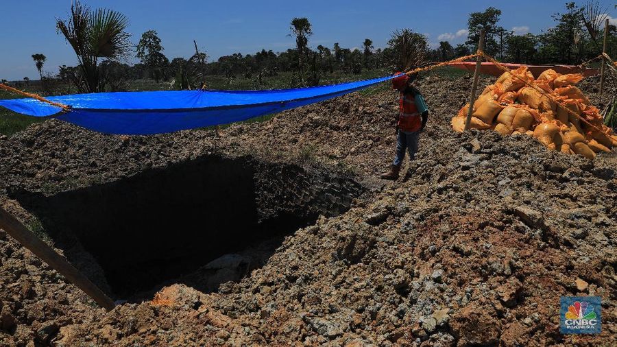 Petugas memantau pekerjaan pondasi tapak tower 330 jaringan transmisi Andoolo - Kasipute di kabupaten Bombana di Sulawesi Tenggara.