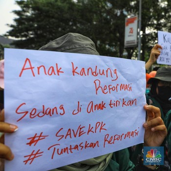 Penampakan Puluhan Mahasiswa Berdemonstrasi Hari Ini