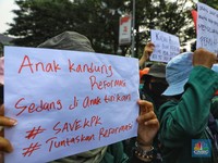 Penampakan Puluhan Mahasiswa Berdemonstrasi Hari Ini