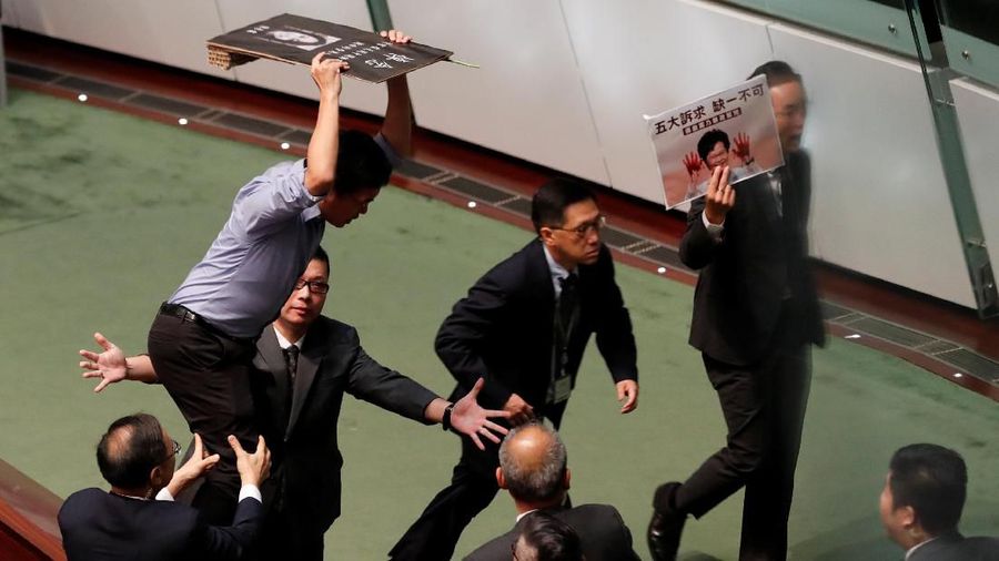 Pemimpin Eksekutif Hong Kong walk out karena sidang dewan kota panas