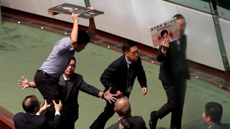 Pemimpin Eksekutif Hong Kong walk out karena sidang dewan kota panas