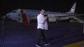 Calon Presiden dan Wakil Presiden nomor urut 01 Joko Widodo (kiri) dan Ma'ruf Amin berjalan bersama usai memberikan keterangan pers terkait putusan MK tentang perselisihan hasil pemilihan umum (PHPU) Pilpres 2019 di Lanud Halim Perdanakusuma, Jakarta Timur, Kamis (27/6/2019). (ANTARA FOTO/Wahyu Putro A)