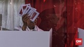 Calon Wakil Presiden Ma'ruf Amin menggunakan hak suaranya pada Pilpres 2019 di TPS 02, Kebayoran Baru, Jakarta, Rabu (17/4/2019). (CNN Indonesia/Adhi Wicaksono).