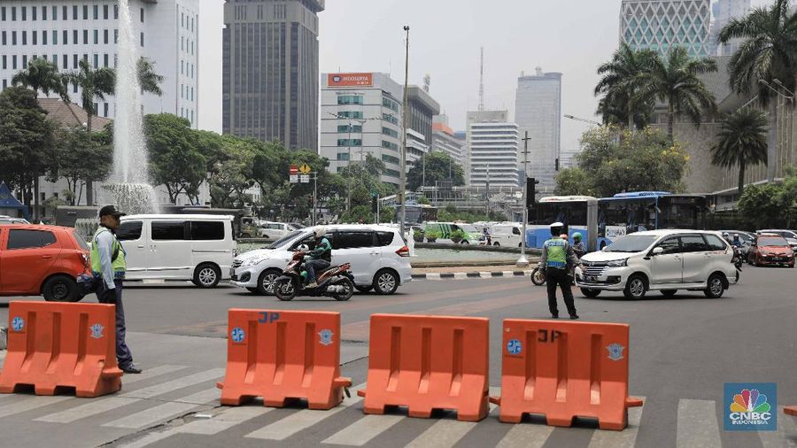 Para petugas bersiap untuk mengamankan jalannya demo hari ini.