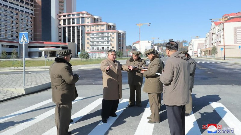 Kim Jong Un menunggang seekor kuda putih mendaki Gunung Paektu.