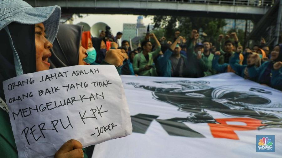 Mahasiswa berdemo menuntut Presiden Joko Widodo mengeluarkan perppu terkait Undang-Undang KPK.