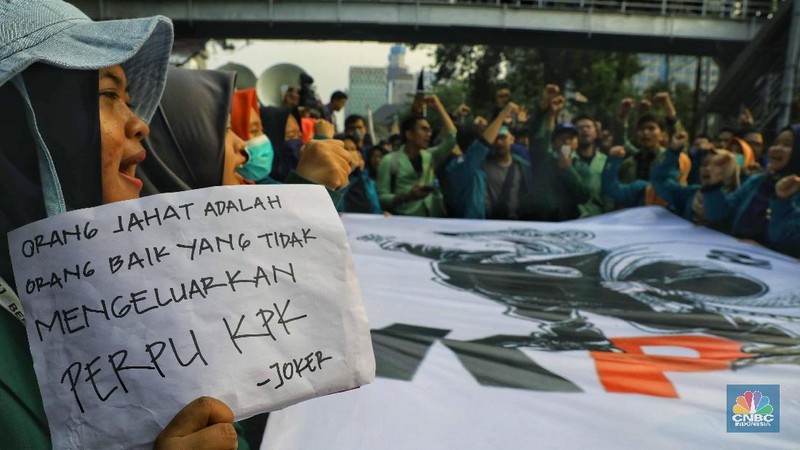 Mahasiswa berdemo menuntut Presiden Joko Widodo mengeluarkan perppu terkait Undang-Undang KPK.