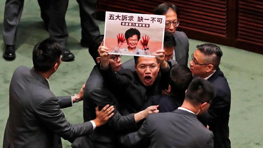 Pemimpin Eksekutif Hong Kong walk out karena sidang dewan kota panas