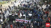 Ratusan mahasiswa yang tergabung dalam BEM Seluruh Indonesia (BEM SI) kembali melakukan aksi unjuk rasa di depan patung kuda Arjuna Wiwaha, Jakarta, Kamis (17/10). (CNN Indonesia/Andry Novelino)