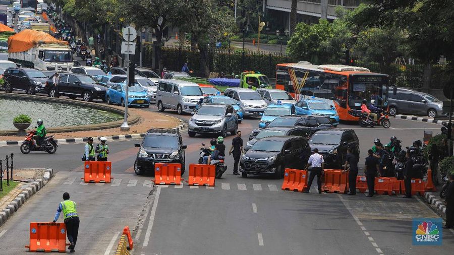 Para petugas bersiap untuk mengamankan jalannya demo hari ini.