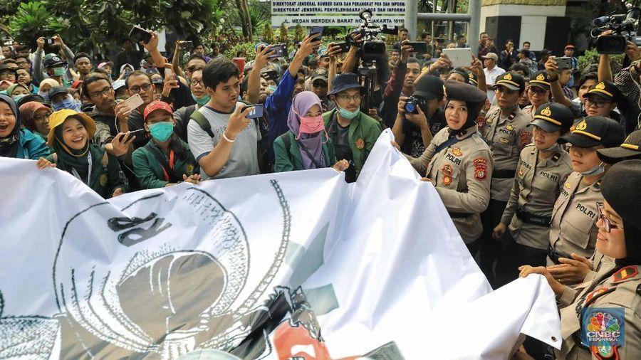 Mahasiswa berdemo menuntut Presiden Joko Widodo mengeluarkan perppu terkait Undang-Undang KPK.