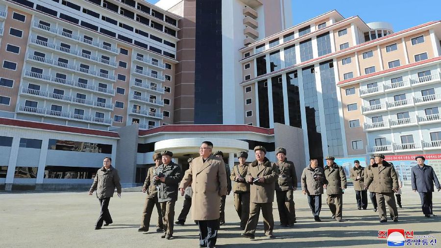 Kim Jong Un menunggang seekor kuda putih mendaki Gunung Paektu.