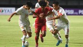 Timnas Indonesia U-19 dijadwalkan kembali menghadapi China U-19 pada laga uji coba di Stadion I Wayan Dipta, Bali, Minggu (20/10). (ANTARA FOTO/Zabur Karuru)