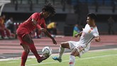 Penyerang Timnas Indonesia U-19 Amiruddin Bagus Kahfi (kiri) berduel dengan pemain China U-19 Aisikaer Aifeierding. Indonesia lebih mendominasi pertandingan babak pertama. (ANTARA FOTO/Zabur Karuru)