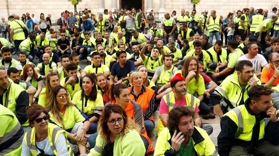 Jalan-jalan utama diblokir di seluruh Catalonia pada hari Jumat dan beberapa jalan utama di Barcelona ditutup untuk mengantisipasi pawai