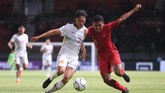 Muhammad Fajar Fathur Rachman (kanan) menggandakan keunggulan Timnas Indonesia U-19 pada menit ke-26 memanfaatkan umpan tarik Bagus Kahfi. (ANTARA FOTO/Zabur Karuru)