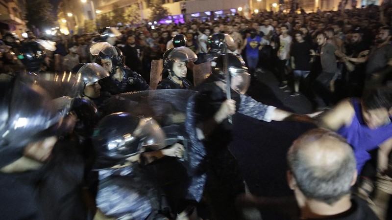 Warga Lebanon turun ke jalan untuk berdemo soal krisis ekonomi dan langkah kenaikan pajak oleh pemerintah
