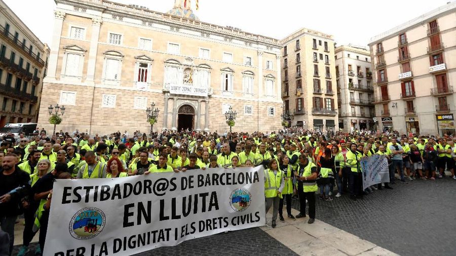 Jalan-jalan utama diblokir di seluruh Catalonia pada hari Jumat dan beberapa jalan utama di Barcelona ditutup untuk mengantisipasi pawai