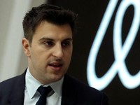 Dulu Diremehkan, Pendiri Airbnb Ini Kini Berharta Rp 133 T