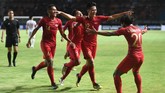 Gol ketiga Timnas Indonesia U-19 dicetak bek tengah Alfeandra Dewangga Santosa (tengah) melalui sundulan pada menit ke-36. (ANTARA FOTO/Zabur Karuru)