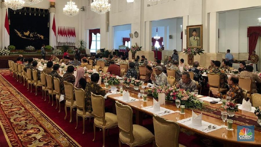 Jokowi menggelar silaturahmi dengan para menteri.