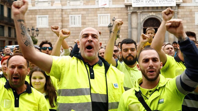 Jalan-jalan utama diblokir di seluruh Catalonia pada hari Jumat dan beberapa jalan utama di Barcelona ditutup untuk mengantisipasi pawai