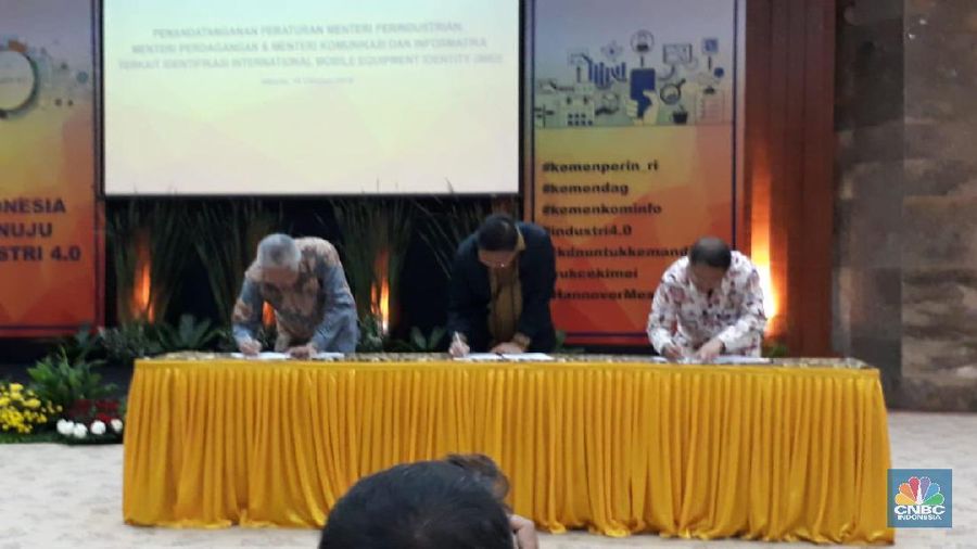 IMEI resmi ditandatangani hari ini (18/10/2019) oleh Menteri Perdagangan, Menteri Komunikasi dan Informatika dan Menteri Perindustrian dan berlaku April 2020.