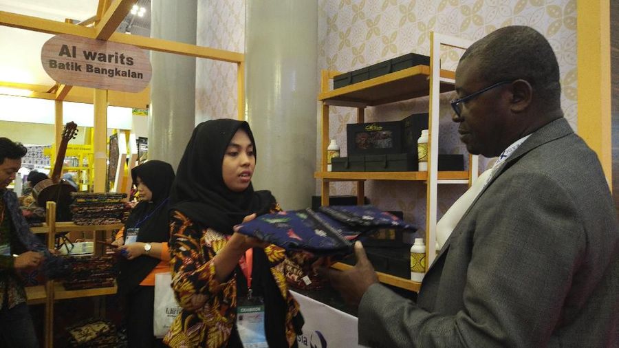 Batik menjadi salah satu kerajinan unik buatan Indonesia yang semakin digandrungi hingga mancanegara.
