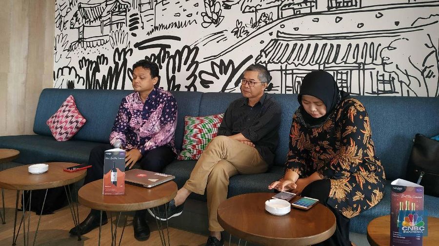 Sudah sebanyak 233 ekonom merekomendasikan pemerintah mengeluarkan Perppu untuk membatalkan Undang-Undang KPK versi revisi.