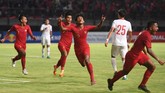 Laga memasuki menit ke-14 Timnas Indonesia U-19 unggul melalui tendangan Amiruddin Bagus Kahfi (tengah) memanfaatkan kemelut di depan gawang China. (ANTARA FOTO/Zabur Karuru)