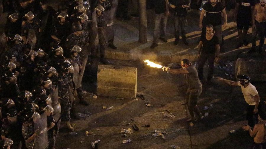 Warga Lebanon turun ke jalan untuk berdemo soal krisis ekonomi dan langkah kenaikan pajak oleh pemerintah