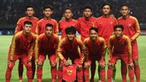 Starting XI Timnas Indonesia U-19 saat laga uji coba melawan China di Gelora Bung Tomo, Surabaya, Jawa Timur, Kamis (17/10). (ANTARA FOTO/Zabur Karuru)
