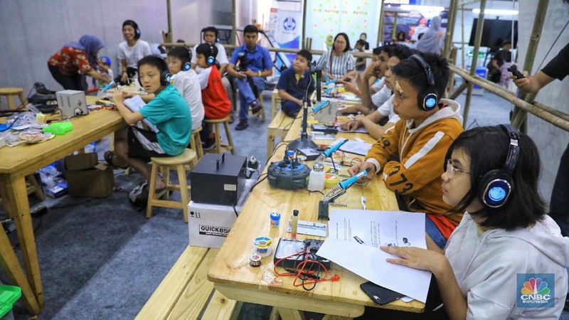 Pesawat N250 yang dipamerkan dalam ajang Orbit Habibie Festival di Kemayoran