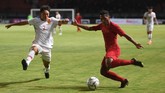 Pemain Timnas Indonesia U-19 Muhammad Fajar Fathur Rachman (kanan) berduel dengan Yuhad Chen (kiri). Indonesia sukses menambah dua gol di babak pertama. (ANTARA FOTO/Zabur Karuru)