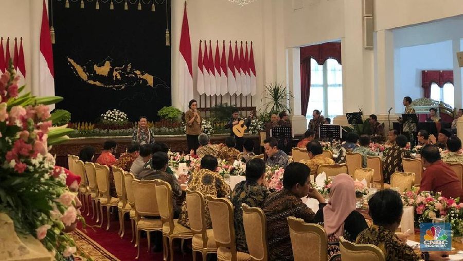 Sri Mulyani yang merupakan pentolan 'Elek Yo Band' (Grup Band Kabinet Kerja) memberikan ucapan terima kasihnya secara khusus kepada Jokowi dan JK.