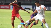 Penyerang Timnas Indonesia U-19 Sutan Diego Armando Zico berduel dengan pemain China Mohemaiti Naibijiang. China memperkecil kedudukan menjadi 1-3 di babak kedua lewat penalti Qianglong Tao pada menit ke-64. (ANTARA FOTO/Zabur Karuru)