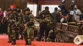 Simulasi pengamanan juga digelar oleh Pasukan Pengamanan Presiden (Paspampres) saat gladi kotor di kompleks parlemen, Jakarta, Jumat (18/10/2019). ANTARA FOTO/Muhammad Adimaja/aww.
