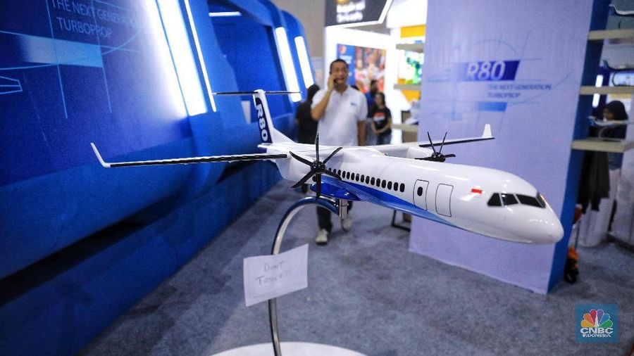 Pesawat N250 yang dipamerkan dalam ajang Orbit Habibie Festival di Kemayoran