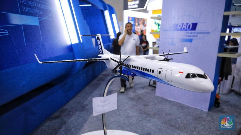 Pesawat N250 yang dipamerkan dalam ajang Orbit Habibie Festival di Kemayoran