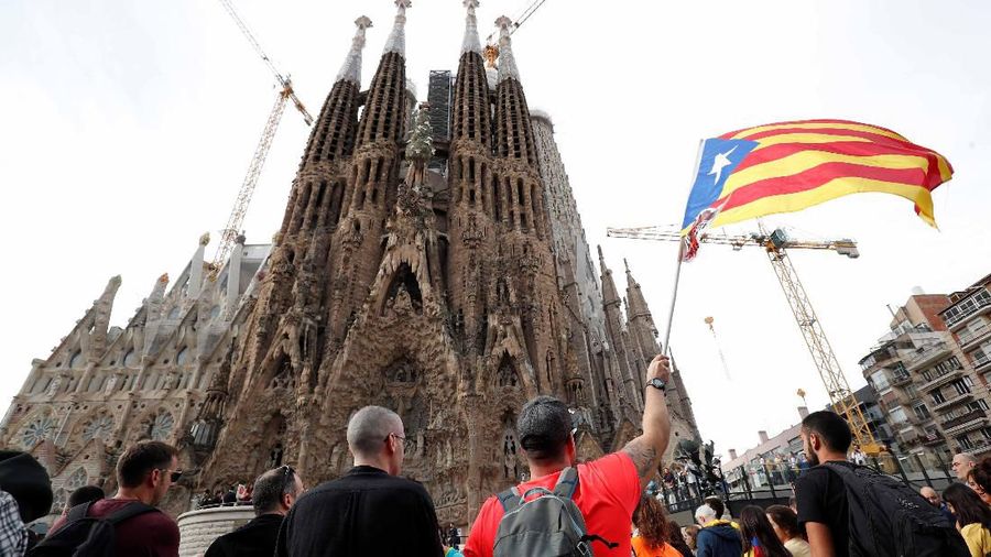 Jalan-jalan utama diblokir di seluruh Catalonia pada hari Jumat dan beberapa jalan utama di Barcelona ditutup untuk mengantisipasi pawai