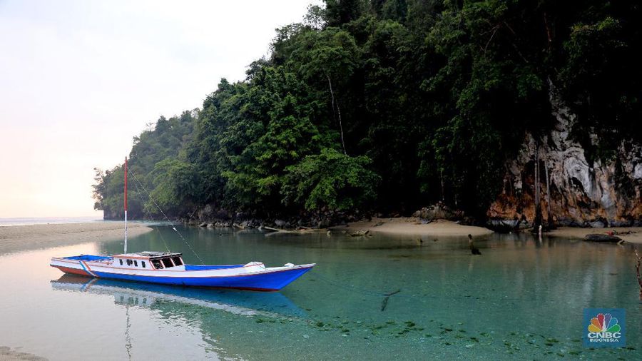 Minat orang untuk berwisata menurun tajam sejalan wabah coron di dunia, ada kasus positif corona di Indonesia.