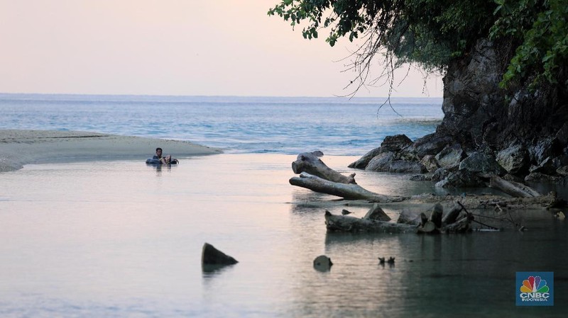 Sungai Tamborasi ini dinobati sebagai sungai terpendek di Dunia karena ukurannya yang pendek. WorldAtlas memasukan sungai ini sebagai sungai terpendek di dunia.