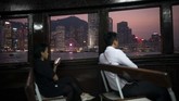 Pengunjung pada suatu kapal ferry dari Hong Kong menuju Kowloon. Selain karena potongan harga, wisatawan-wisatawan lain dari berbagai negara juga tetap datang ke Hong Kong dengan tujuan untuk merasakan atmosfer aksi unjuk rasa di sana. (AP Photo/Felipe Dana)
