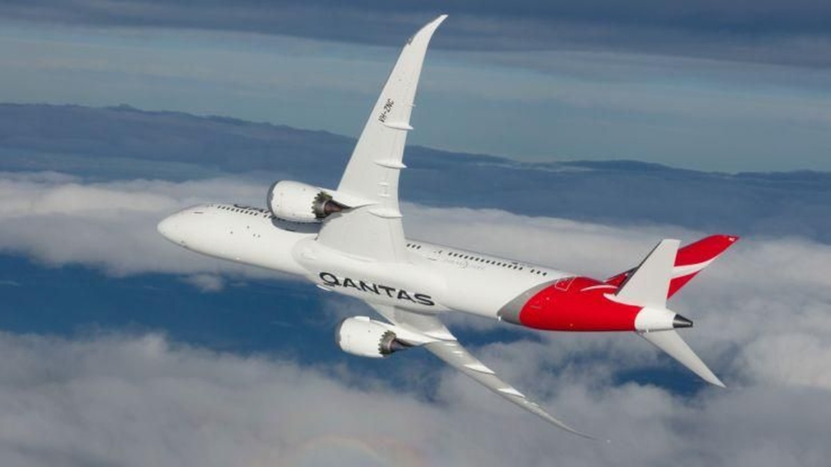 Menegangkan! Pesawat Boeing Terpaksa Mendarat Darurat Usai Ledakan Mesin di Udara