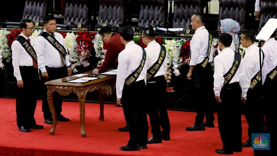 MPR menggelar gladi resik sebagai persiapan akhir pelantikan presiden dan wakil presiden terpilih.